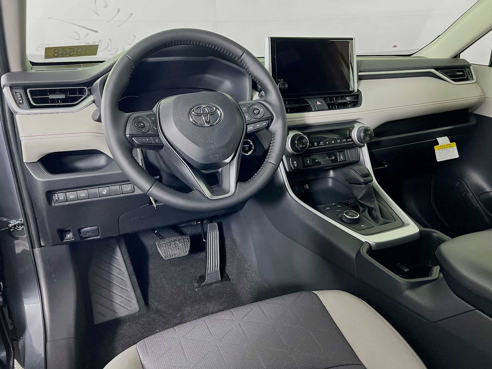 2025 Toyota RAV4 Hybrid XLE - Photo 6