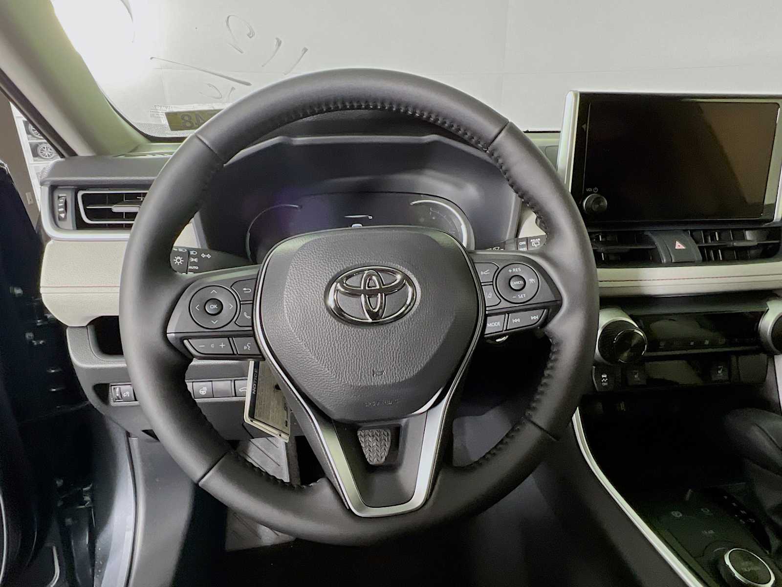 2025 Toyota RAV4 Hybrid XLE - Photo 7