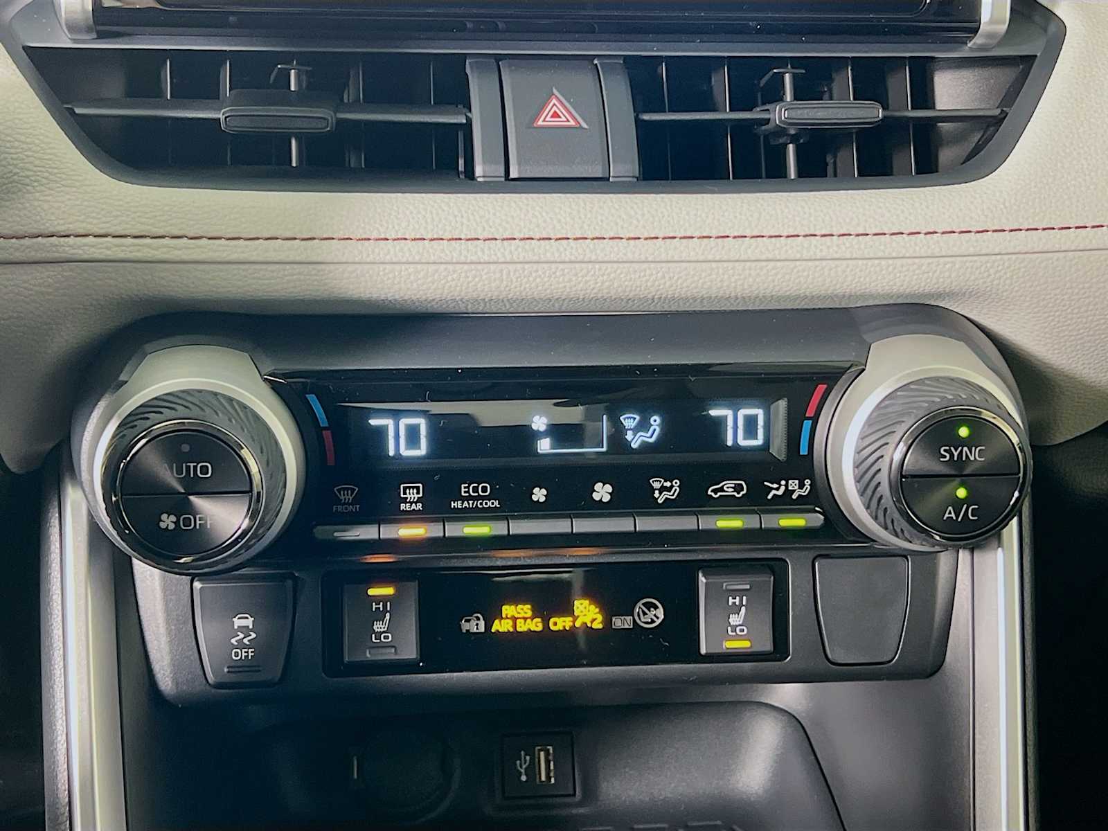2025 Toyota RAV4 Hybrid XLE - Photo 10