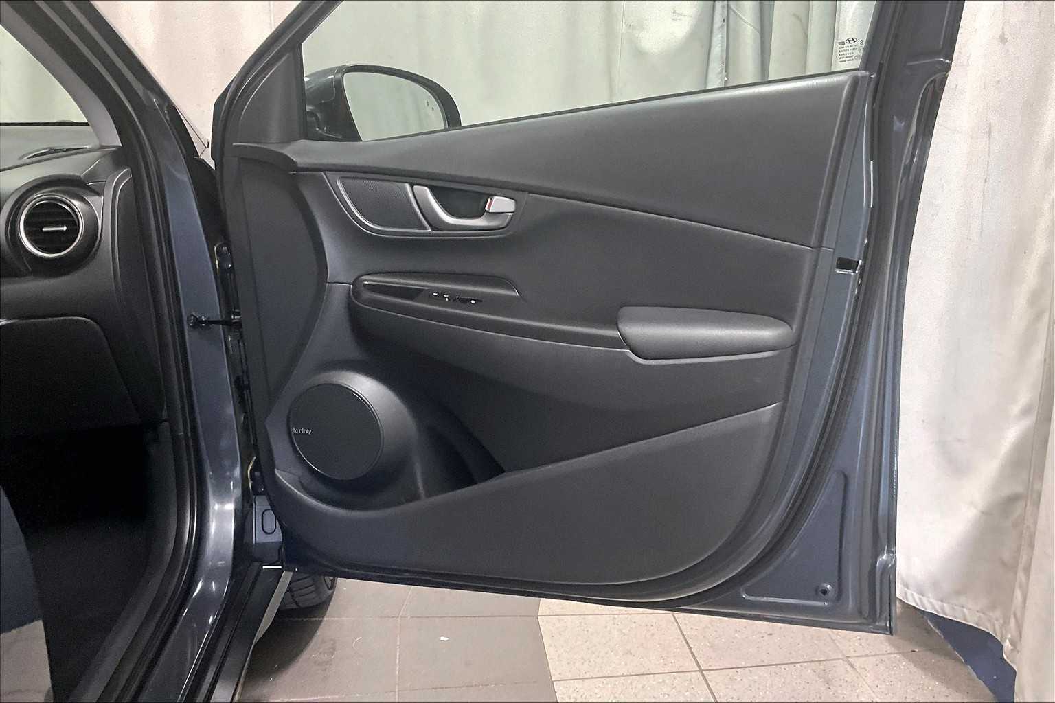 2021 Hyundai Kona Limited - Photo 12