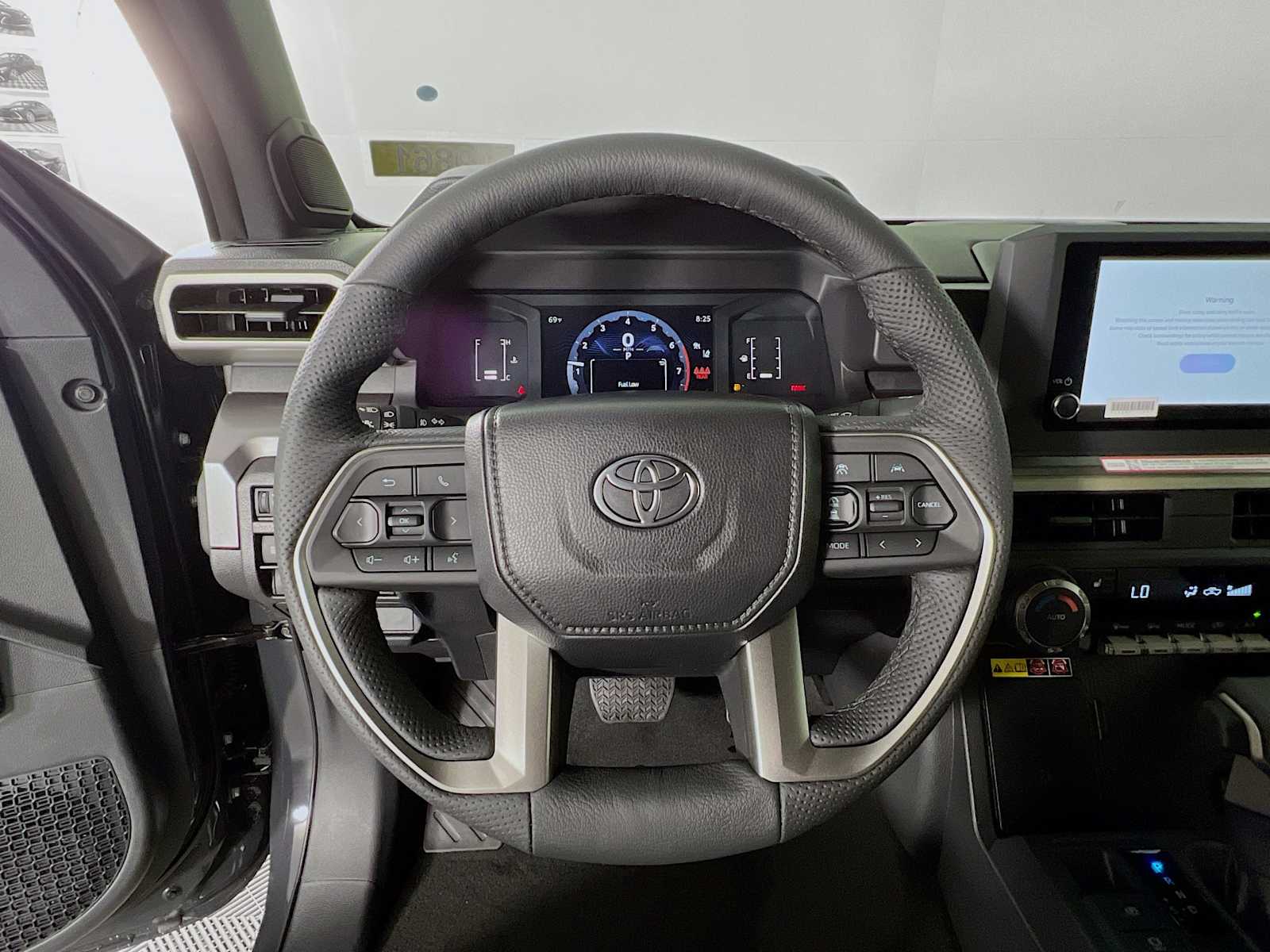 2025 Toyota Tacoma SR5 - Photo 7