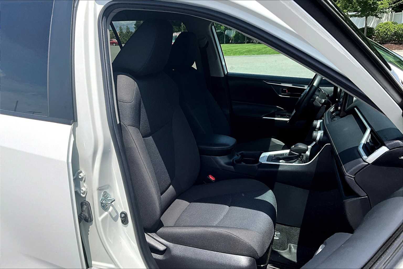 2021 Toyota RAV4 LE - Photo 11