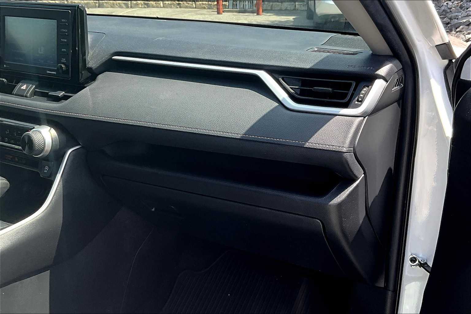 2021 Toyota RAV4 LE - Photo 13