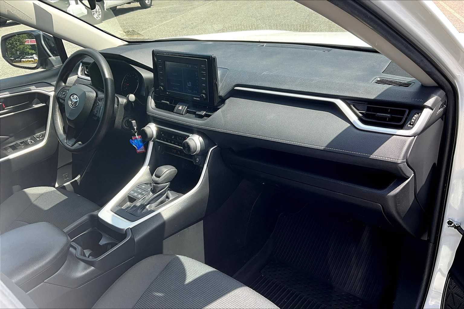 2021 Toyota RAV4 LE - Photo 14