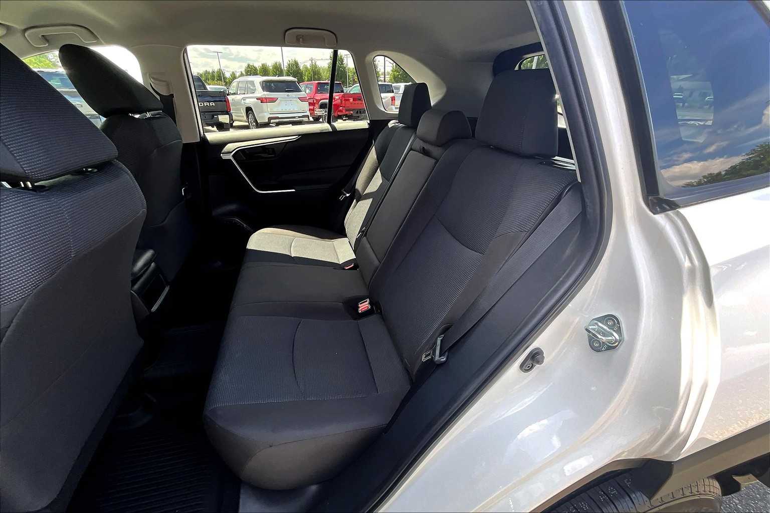 2021 Toyota RAV4 LE - Photo 15