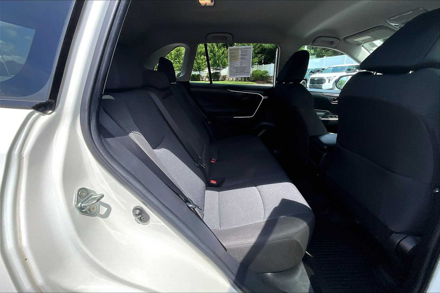 2021 Toyota RAV4 LE - Photo 16