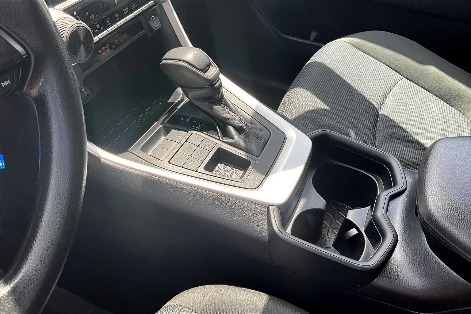 2021 Toyota RAV4 LE - Photo 20