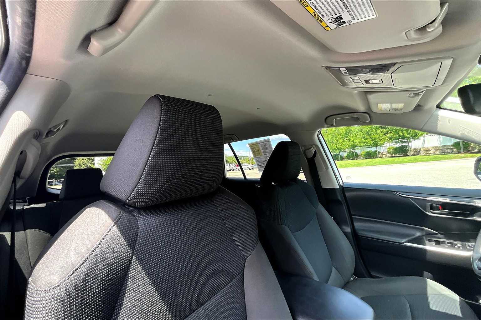 2021 Toyota RAV4 LE - Photo 22