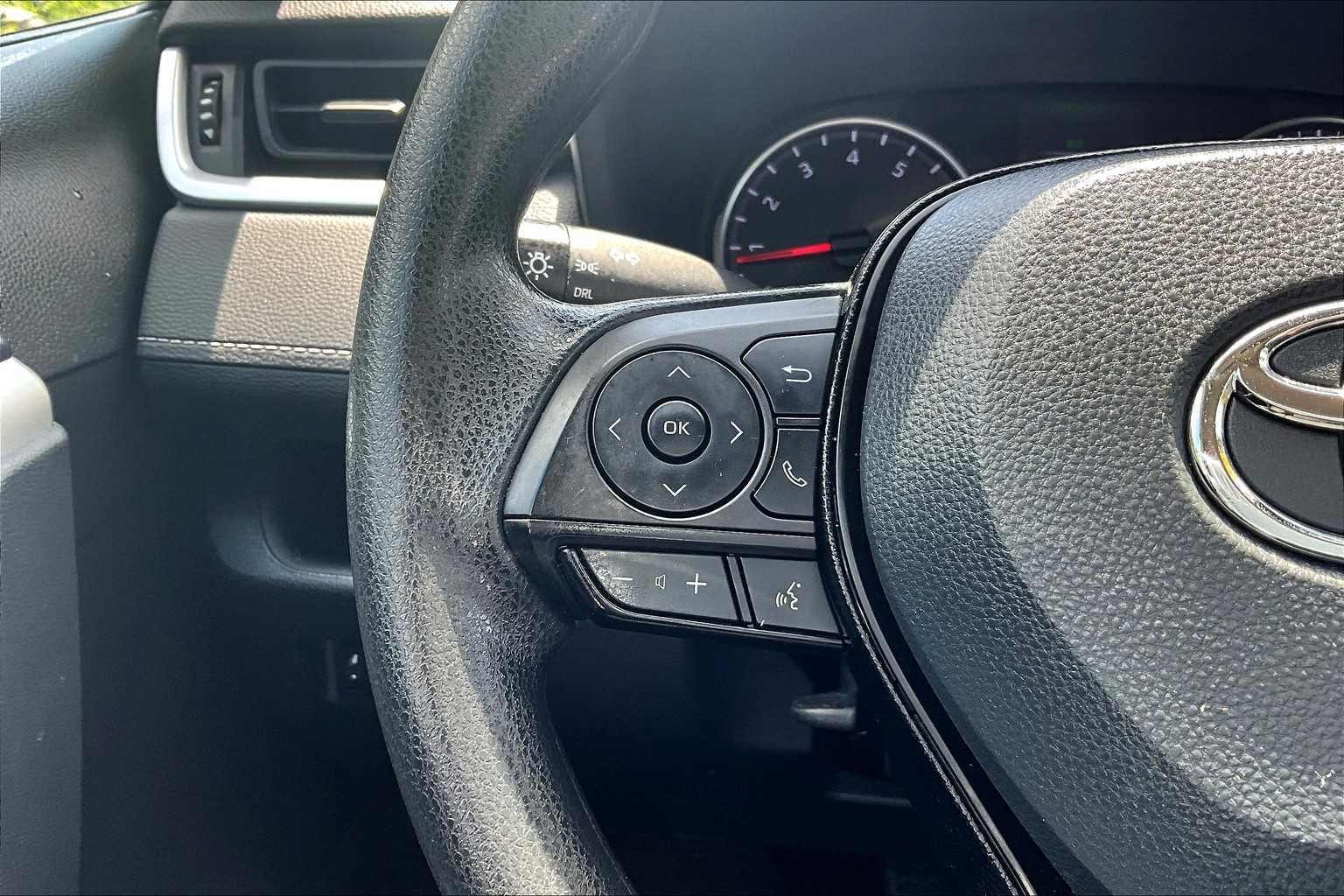 2021 Toyota RAV4 LE - Photo 23
