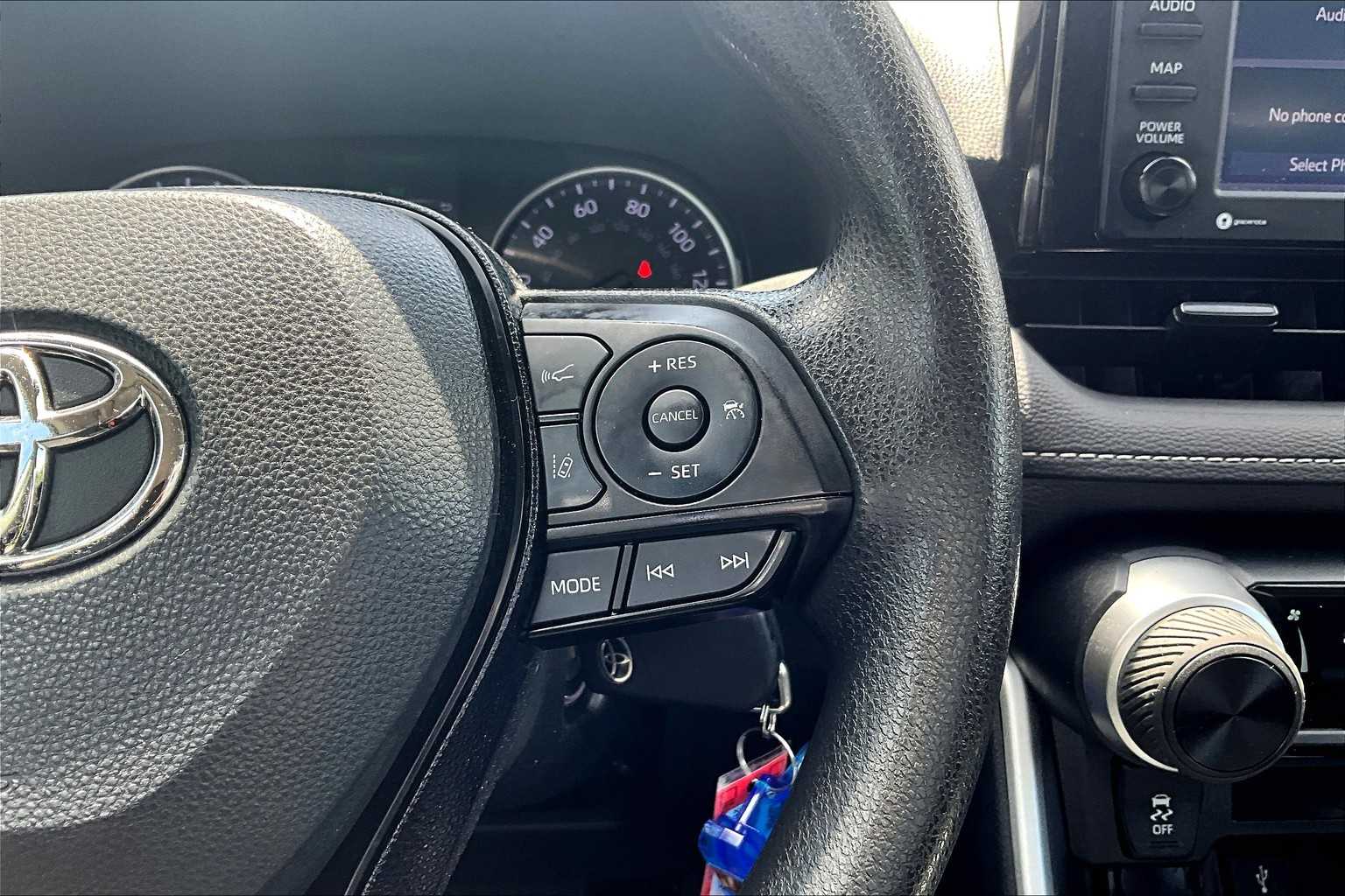 2021 Toyota RAV4 LE - Photo 24