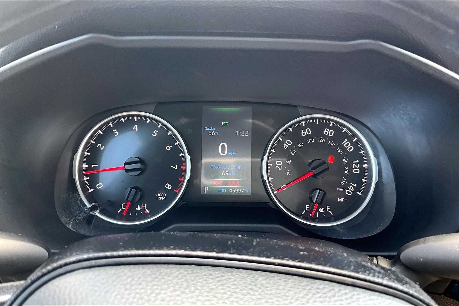 2021 Toyota RAV4 LE - Photo 25