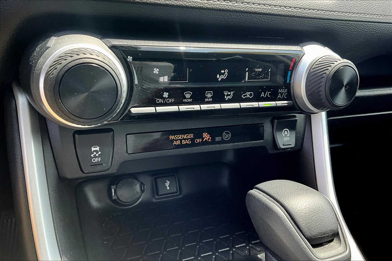 2021 Toyota RAV4 LE - Photo 26