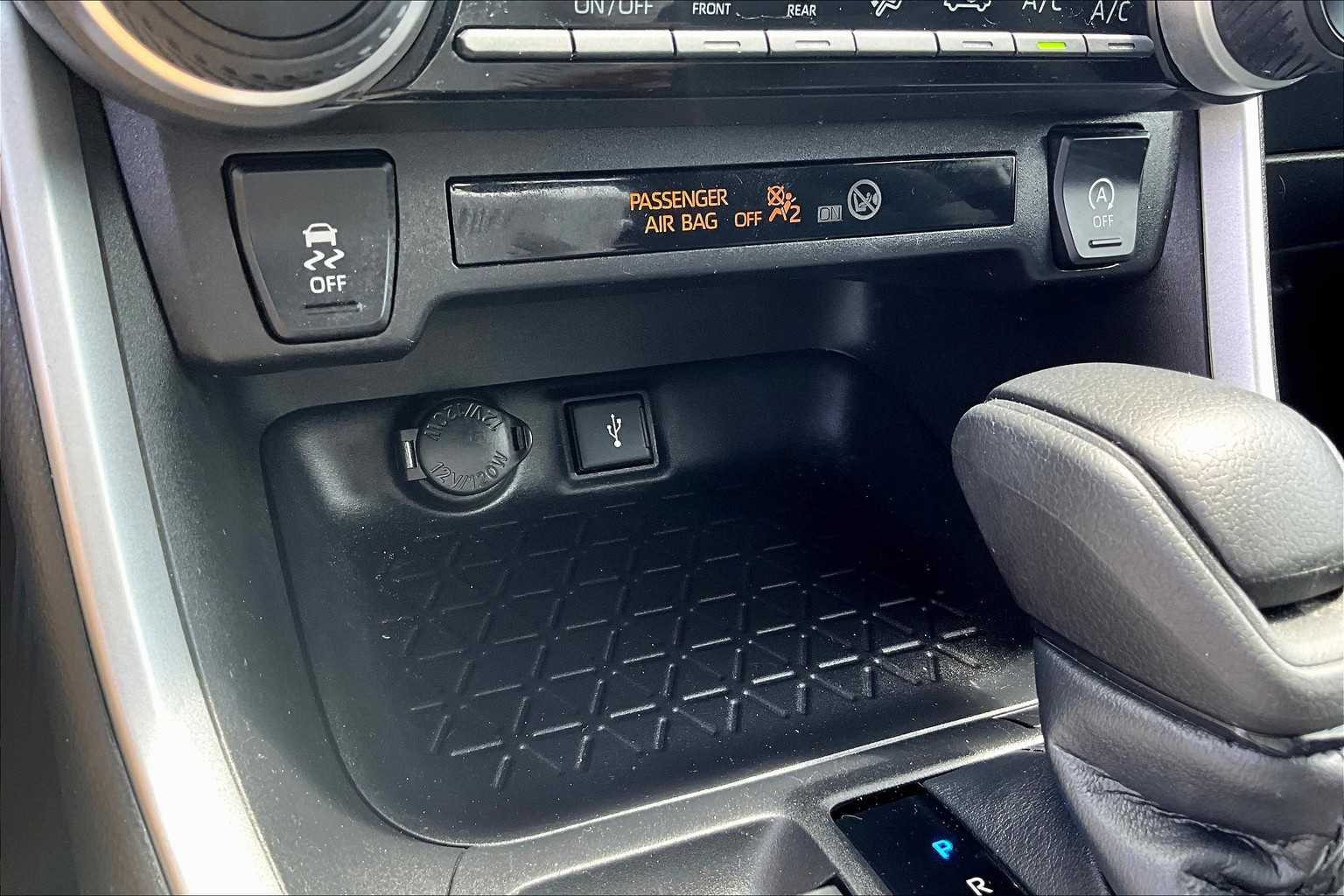 2021 Toyota RAV4 LE - Photo 27