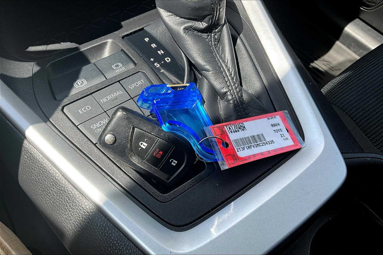 2021 Toyota RAV4 LE - Photo 30