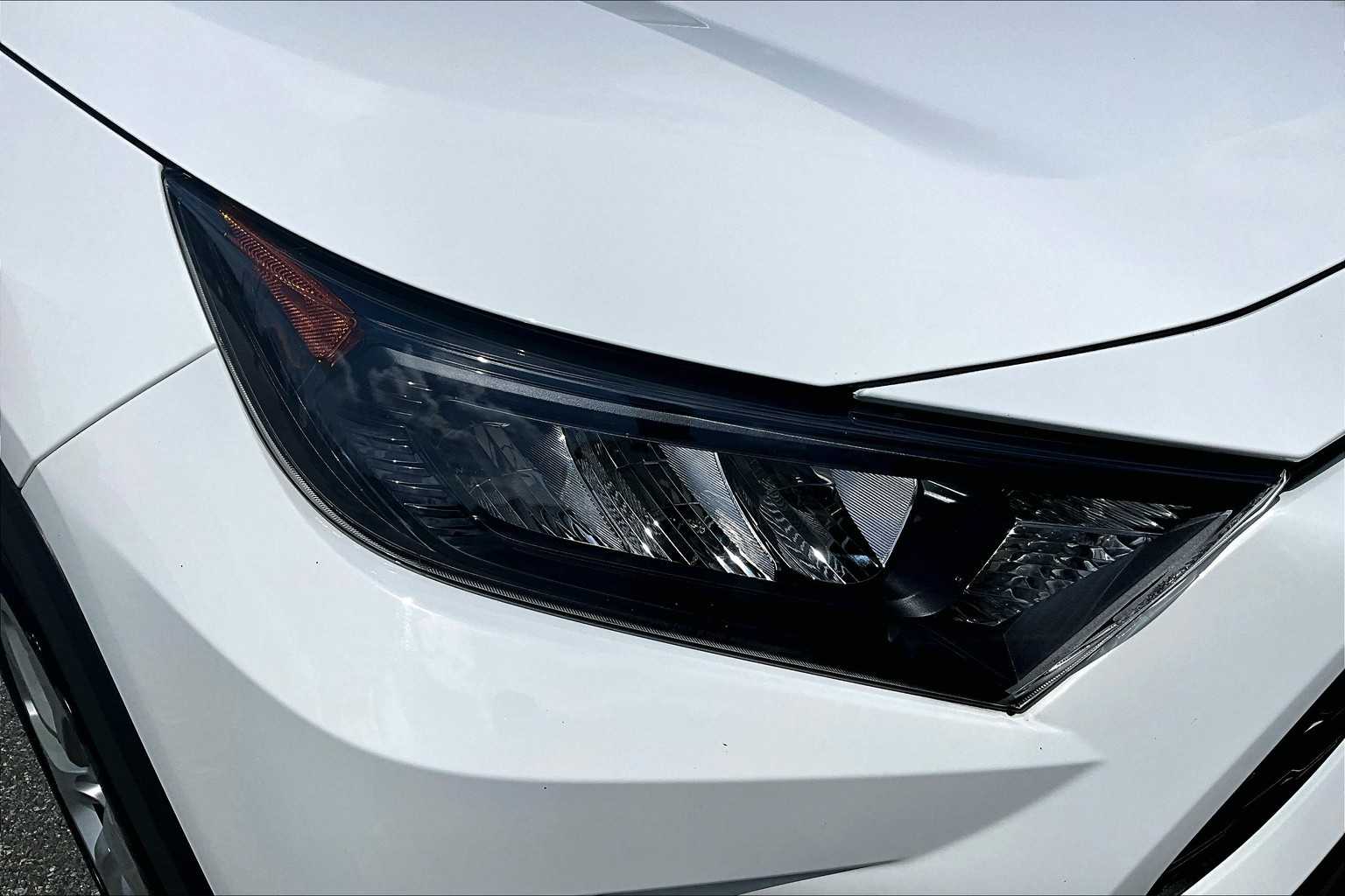 2021 Toyota RAV4 LE - Photo 32
