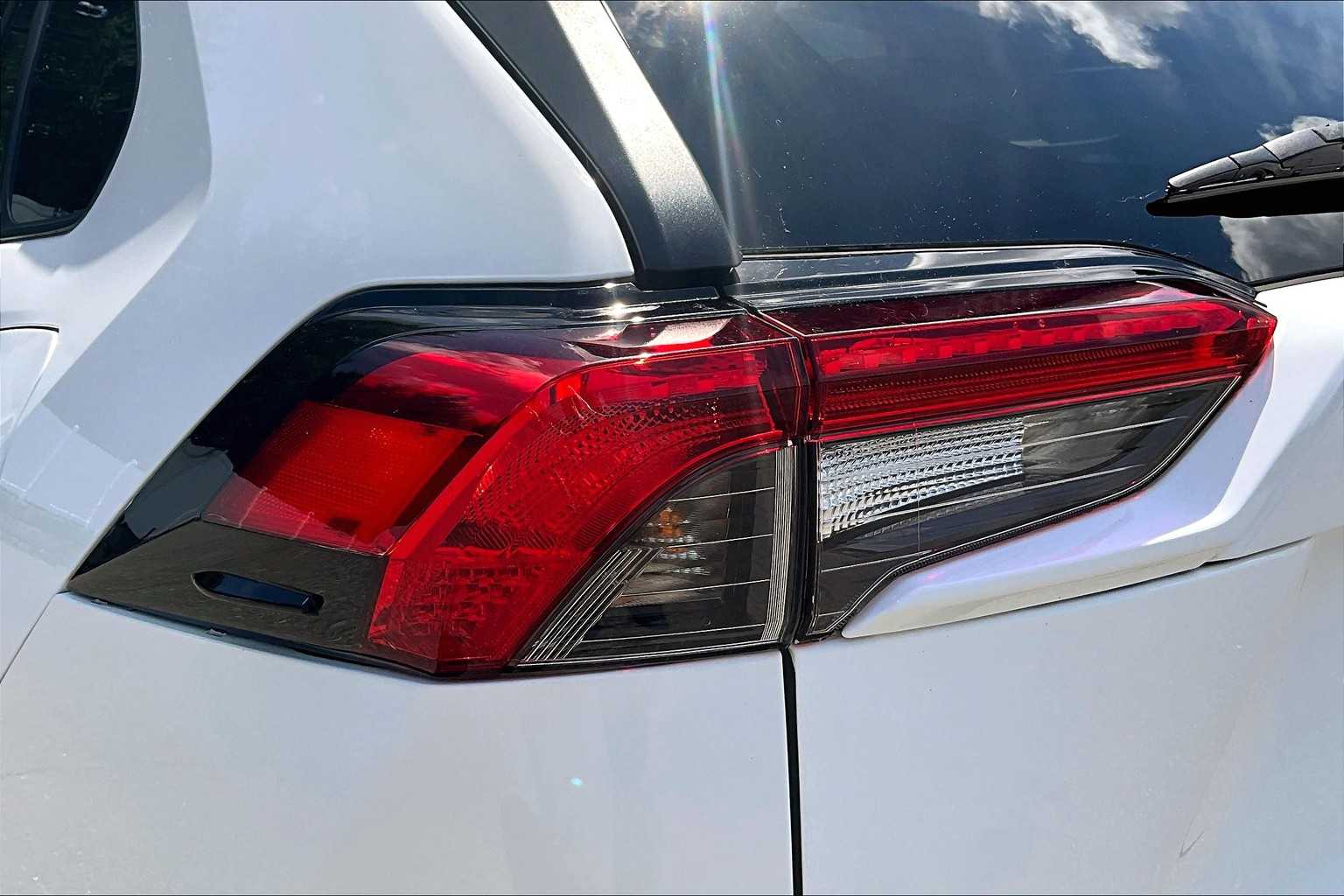 2021 Toyota RAV4 LE - Photo 33