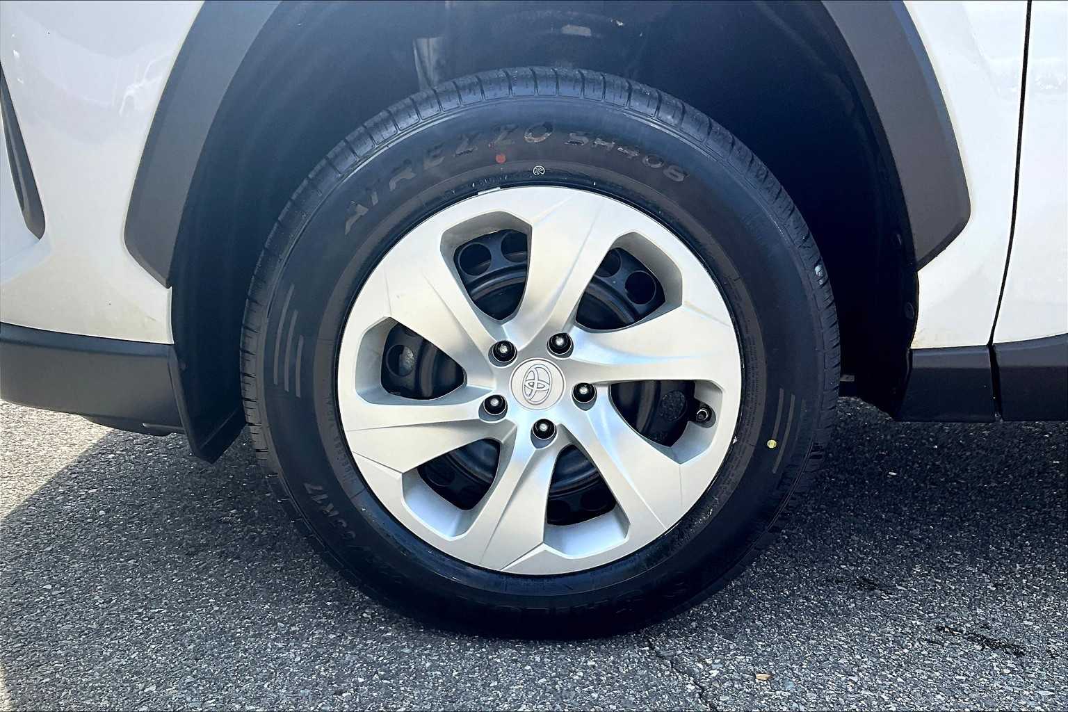 2021 Toyota RAV4 LE - Photo 7