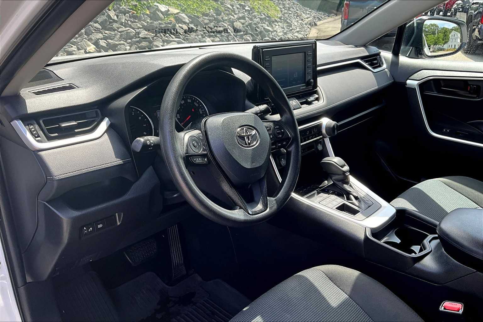 2021 Toyota RAV4 LE - Photo 8