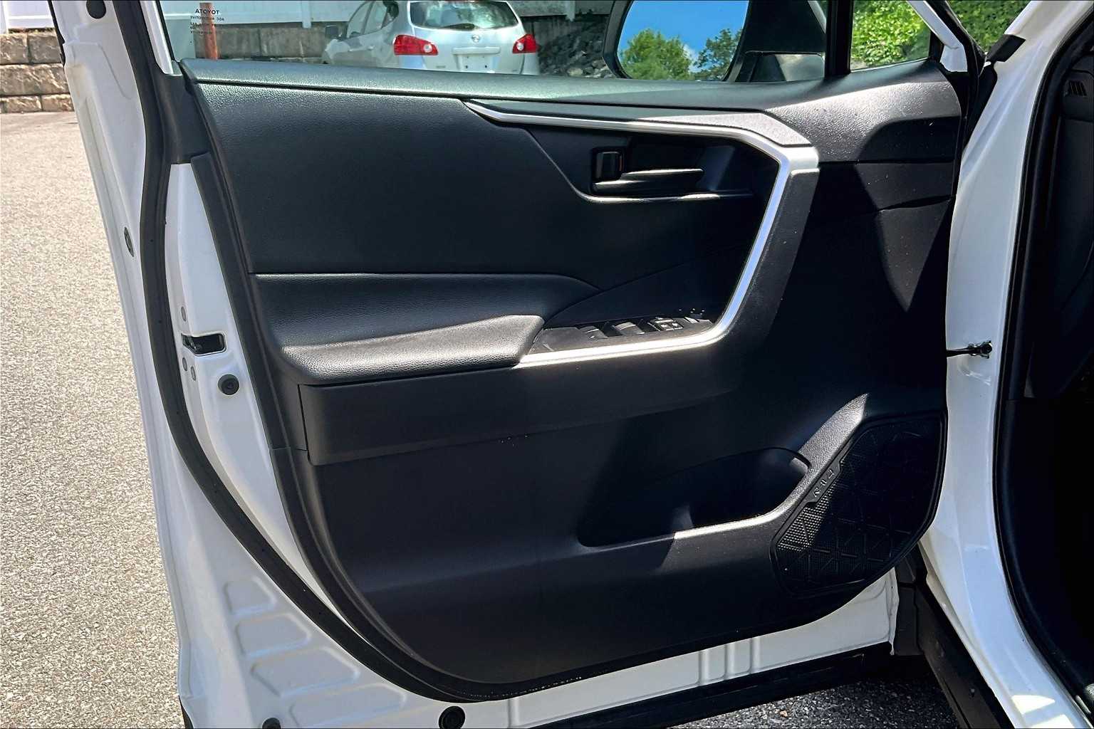 2021 Toyota RAV4 LE - Photo 9