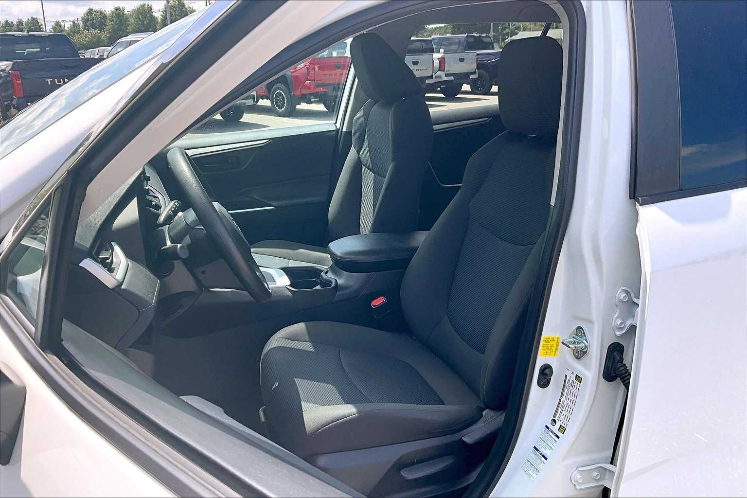 2021 Toyota RAV4 LE - Photo 10