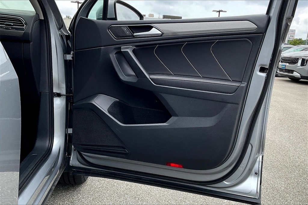 2022 Volkswagen Tiguan 2.0T SE - Photo 11