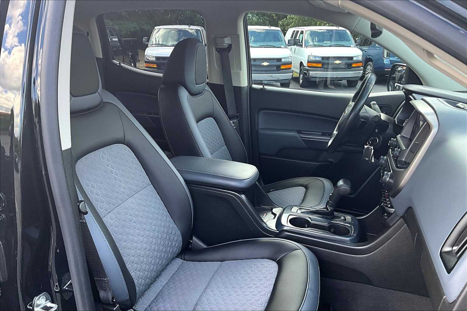 2021 Toyota Venza LE - Photo 11