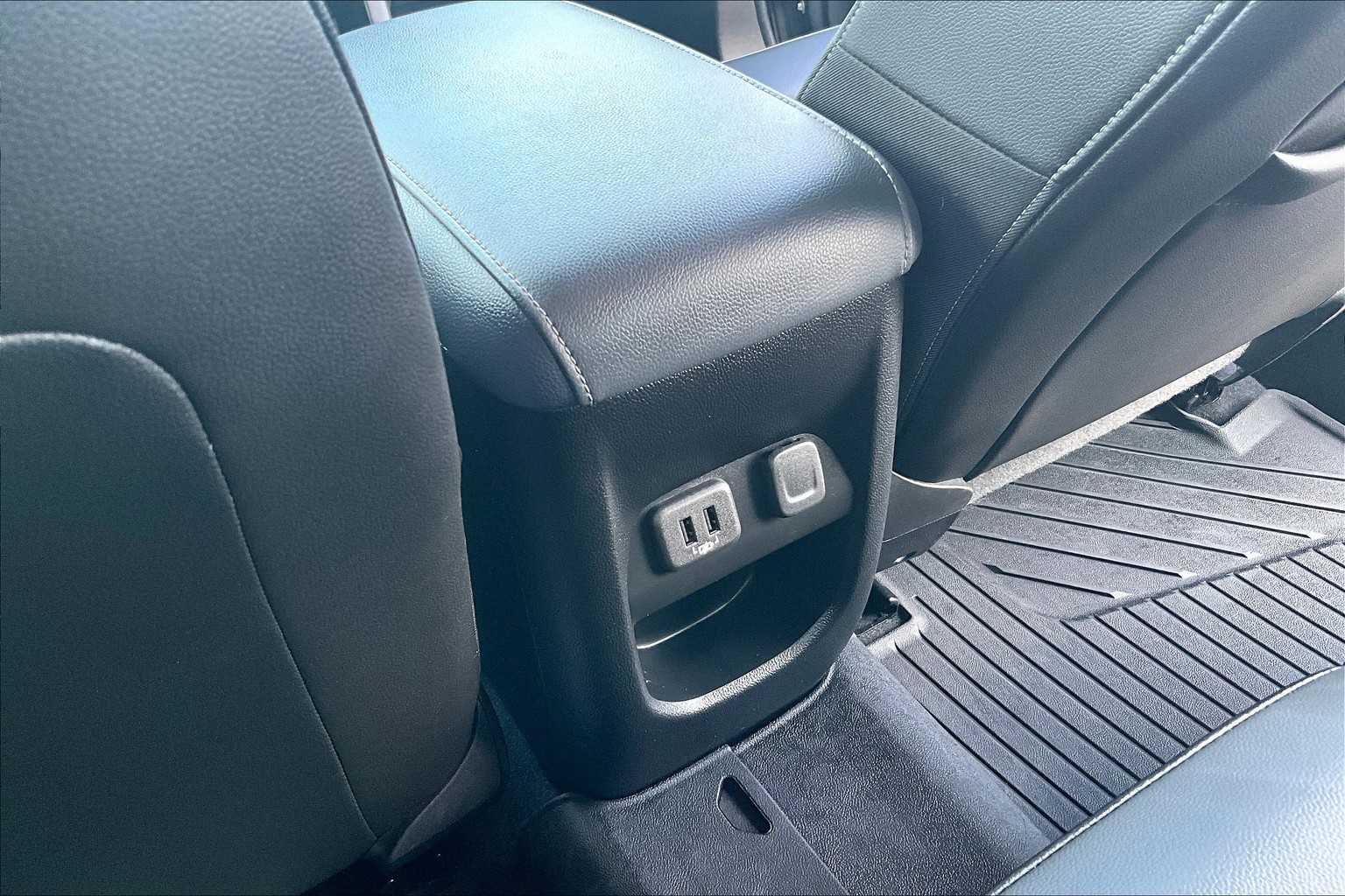 2021 Toyota Venza LE - Photo 28