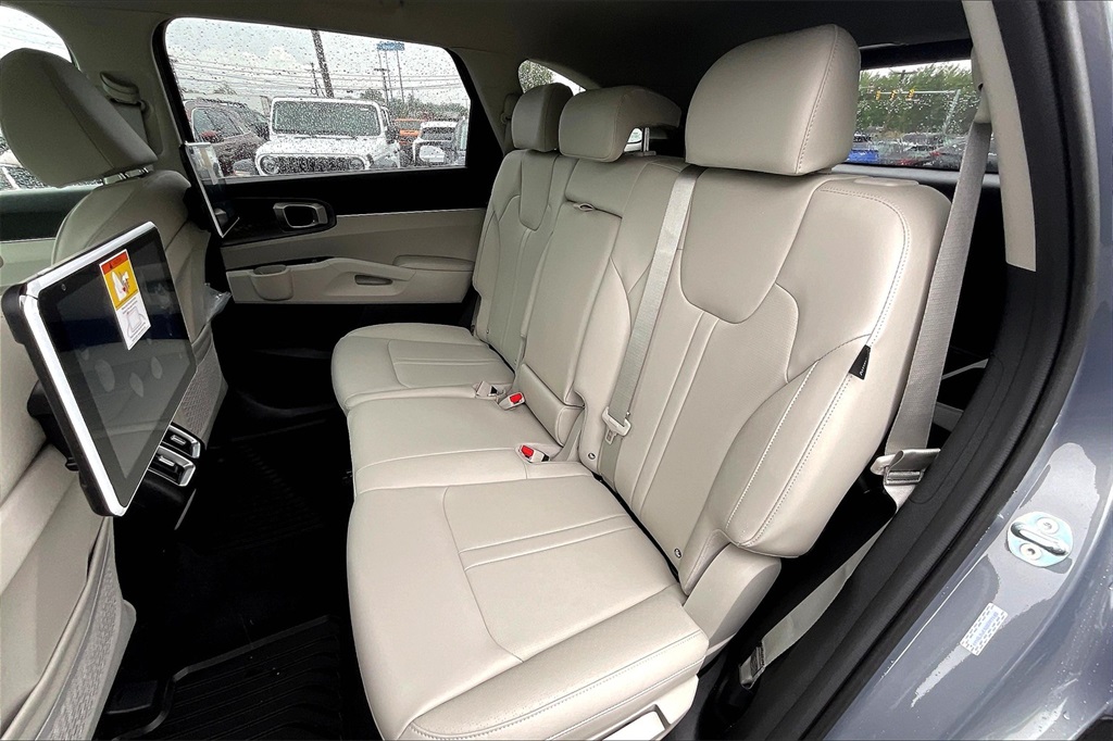 2025 Kia Sorento S - Photo 14