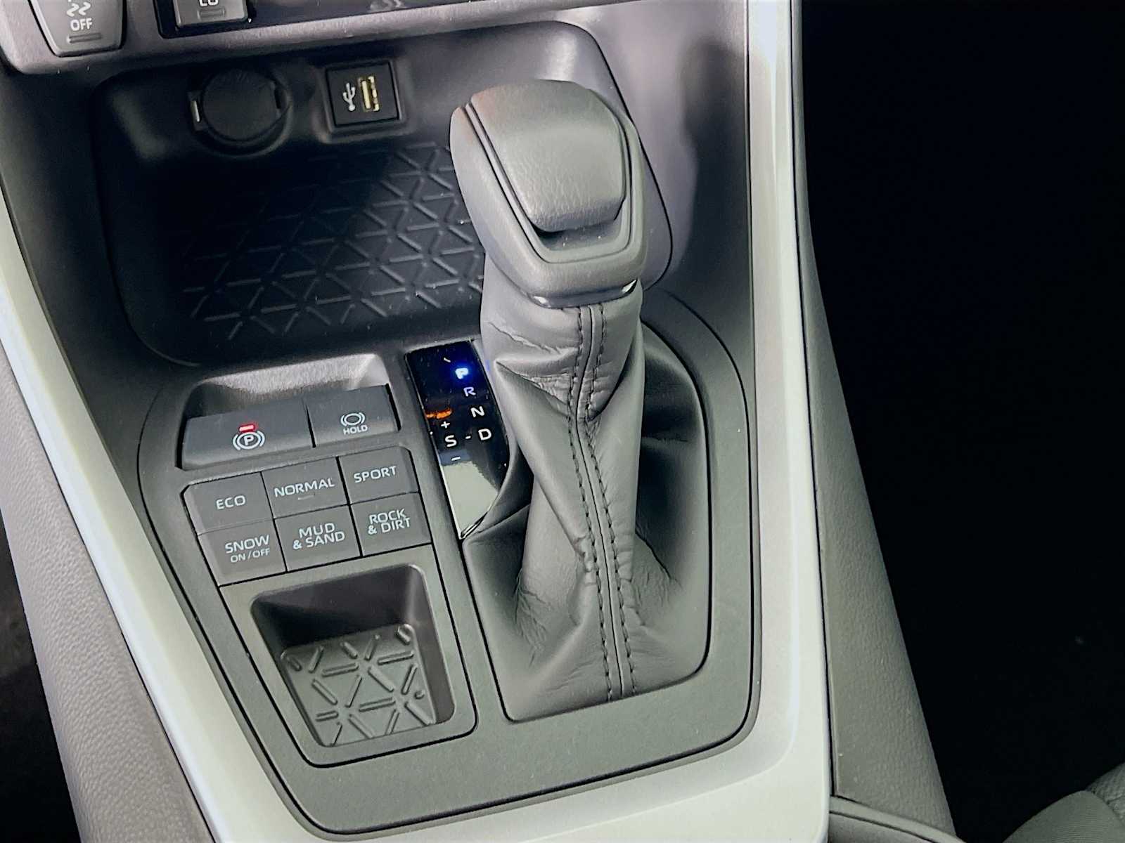 2025 Toyota RAV4 XLE - Photo 11