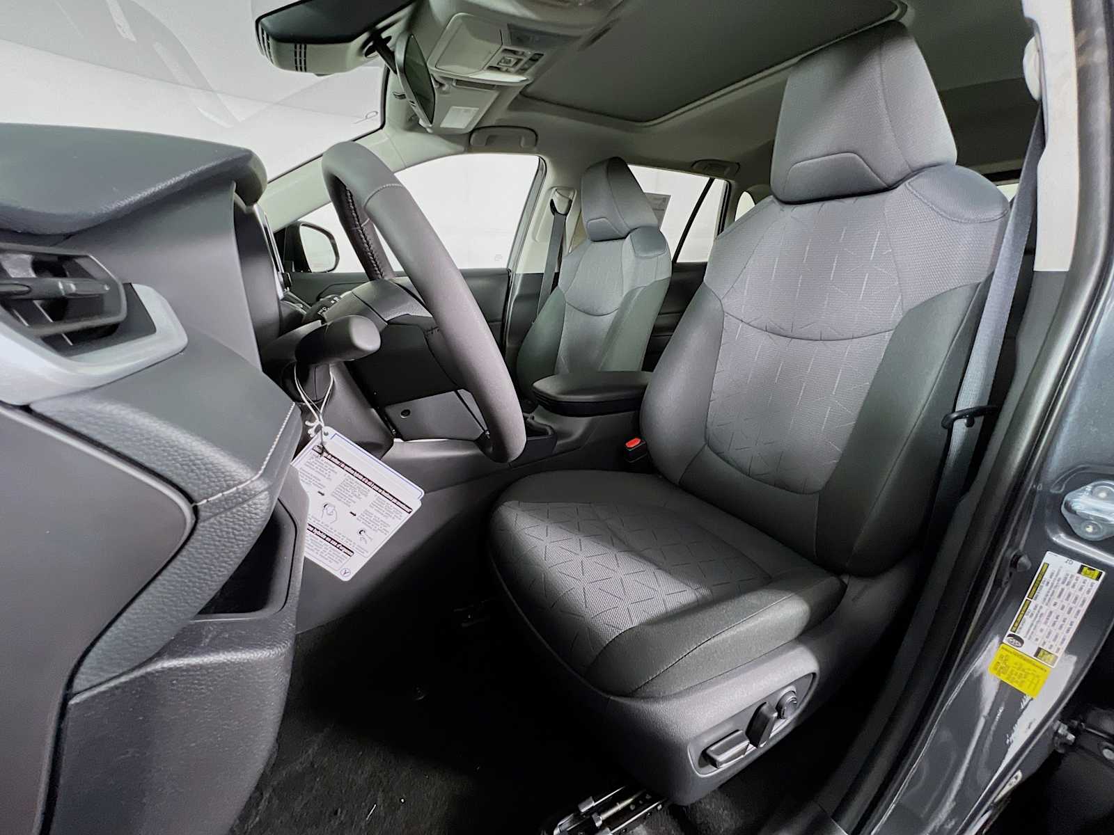 2025 Toyota RAV4 XLE - Photo 12
