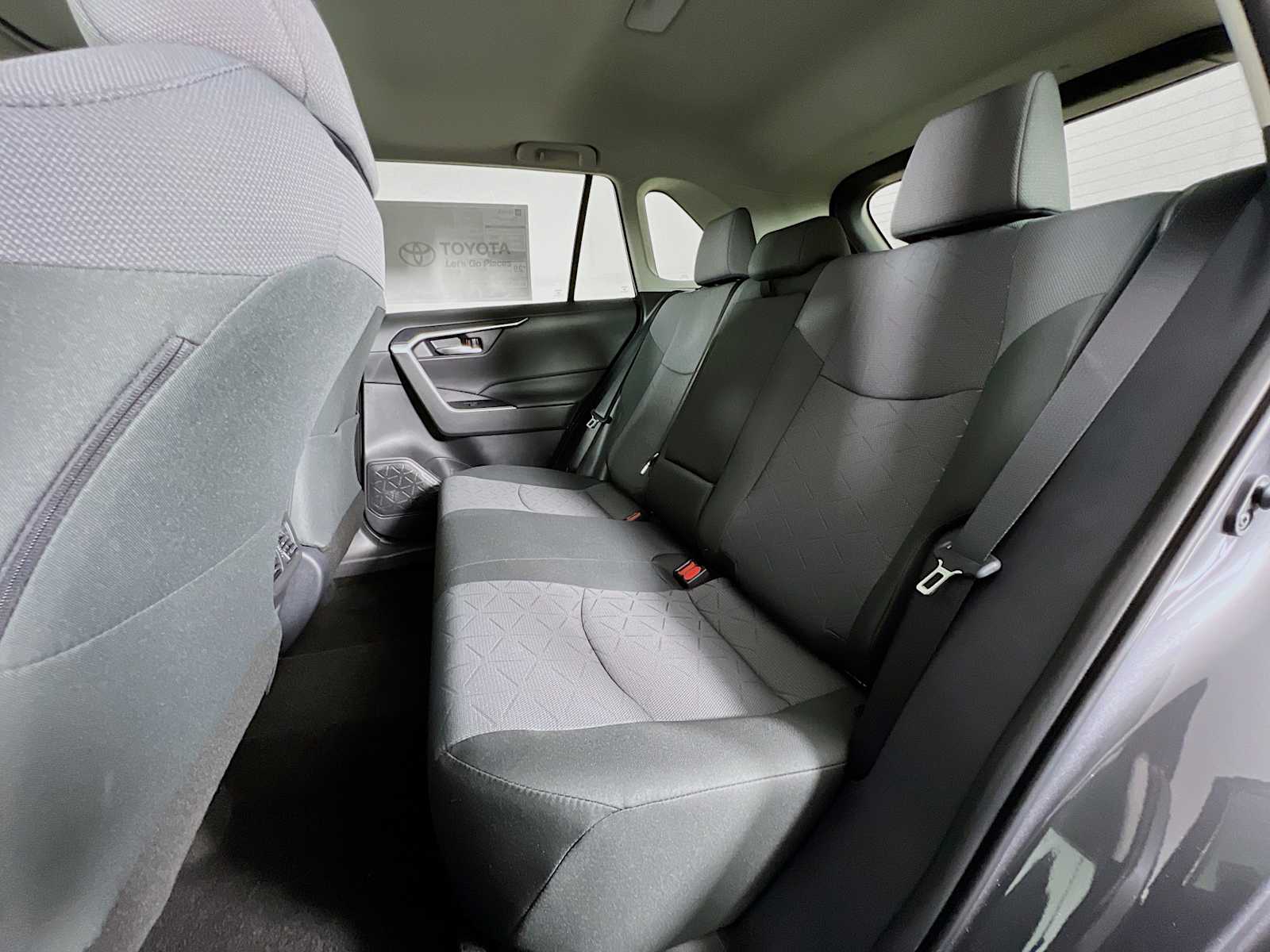 2025 Toyota RAV4 XLE - Photo 13