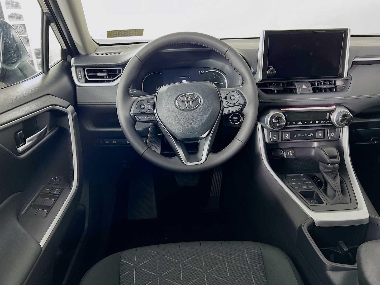 2025 Toyota RAV4 XLE - Photo 15