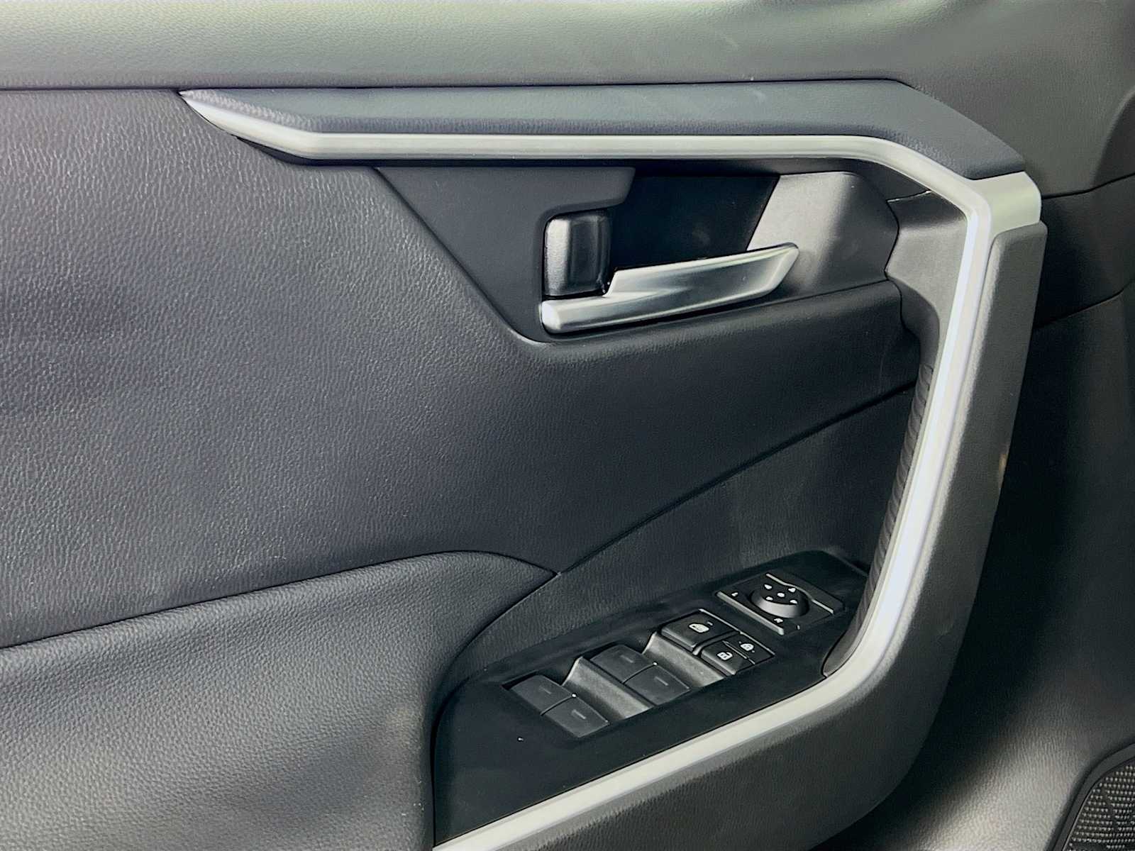 2025 Toyota RAV4 XLE - Photo 16