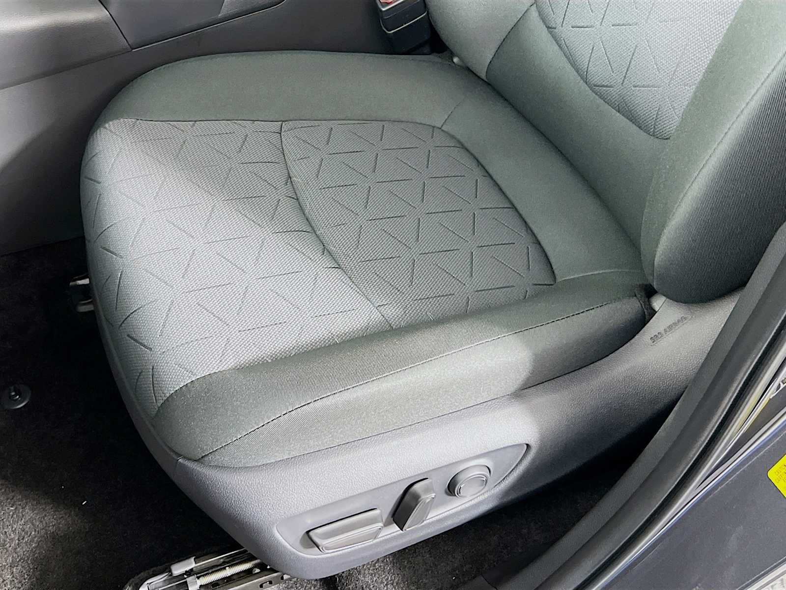 2025 Toyota RAV4 XLE - Photo 17