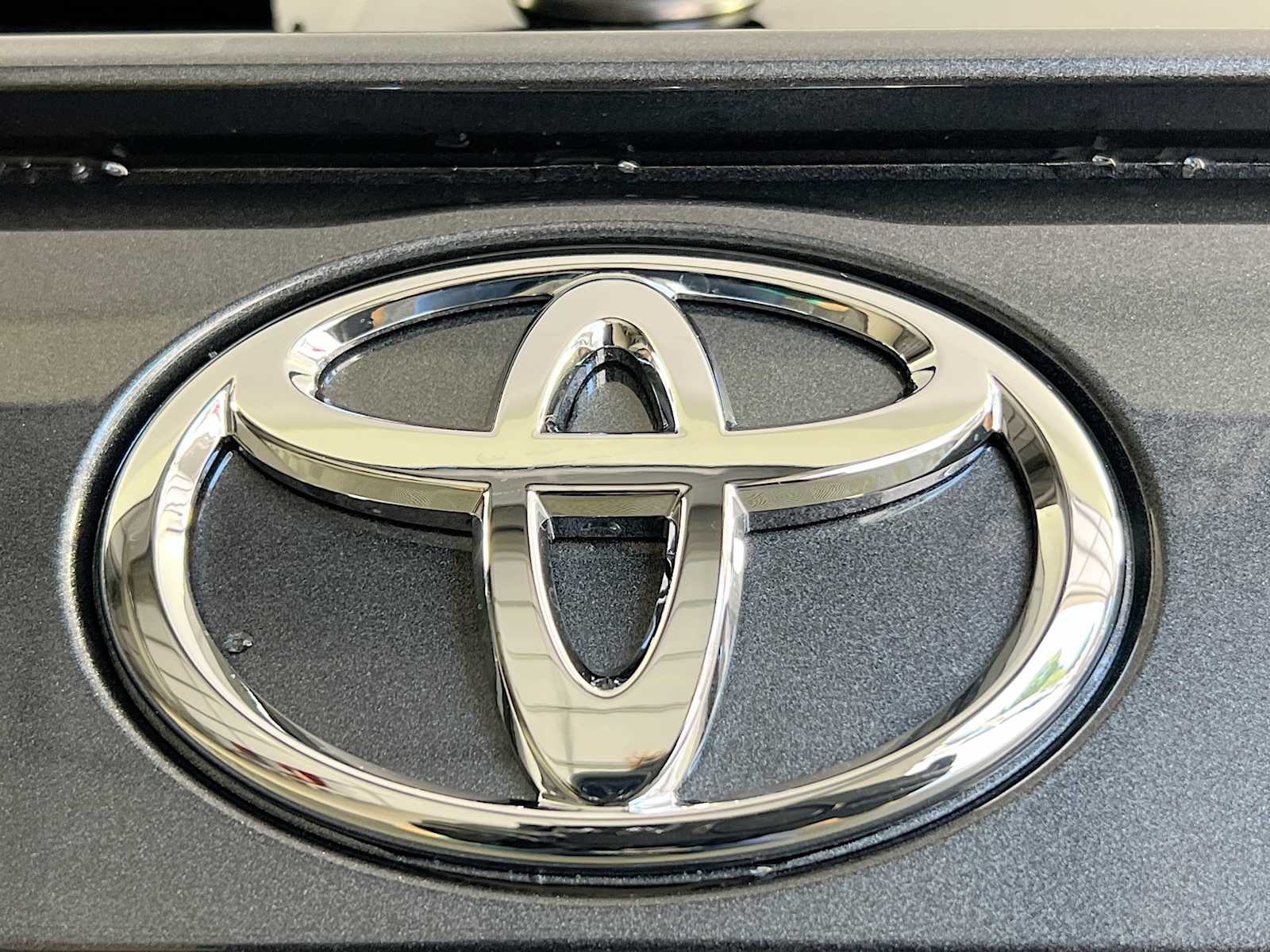 2025 Toyota RAV4 XLE - Photo 18