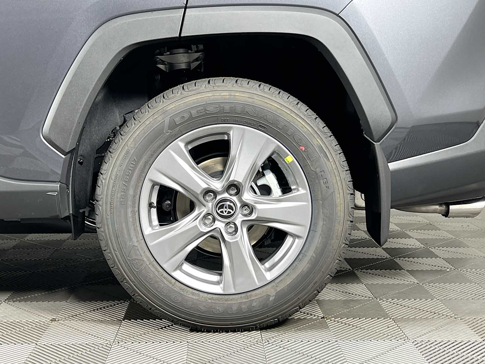 2025 Toyota RAV4 XLE - Photo 19