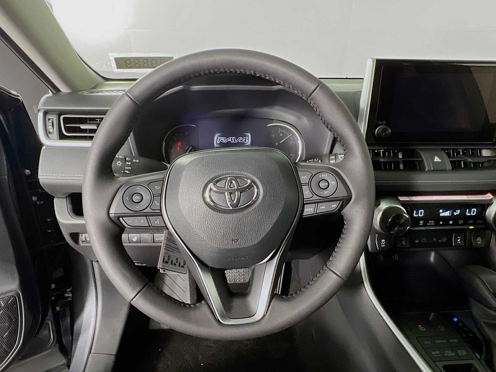 2025 Toyota RAV4 XLE - Photo 7