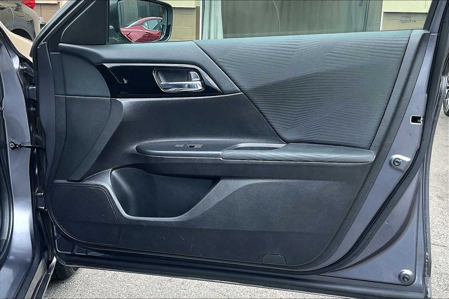 2017 Honda Accord LX - Photo 12