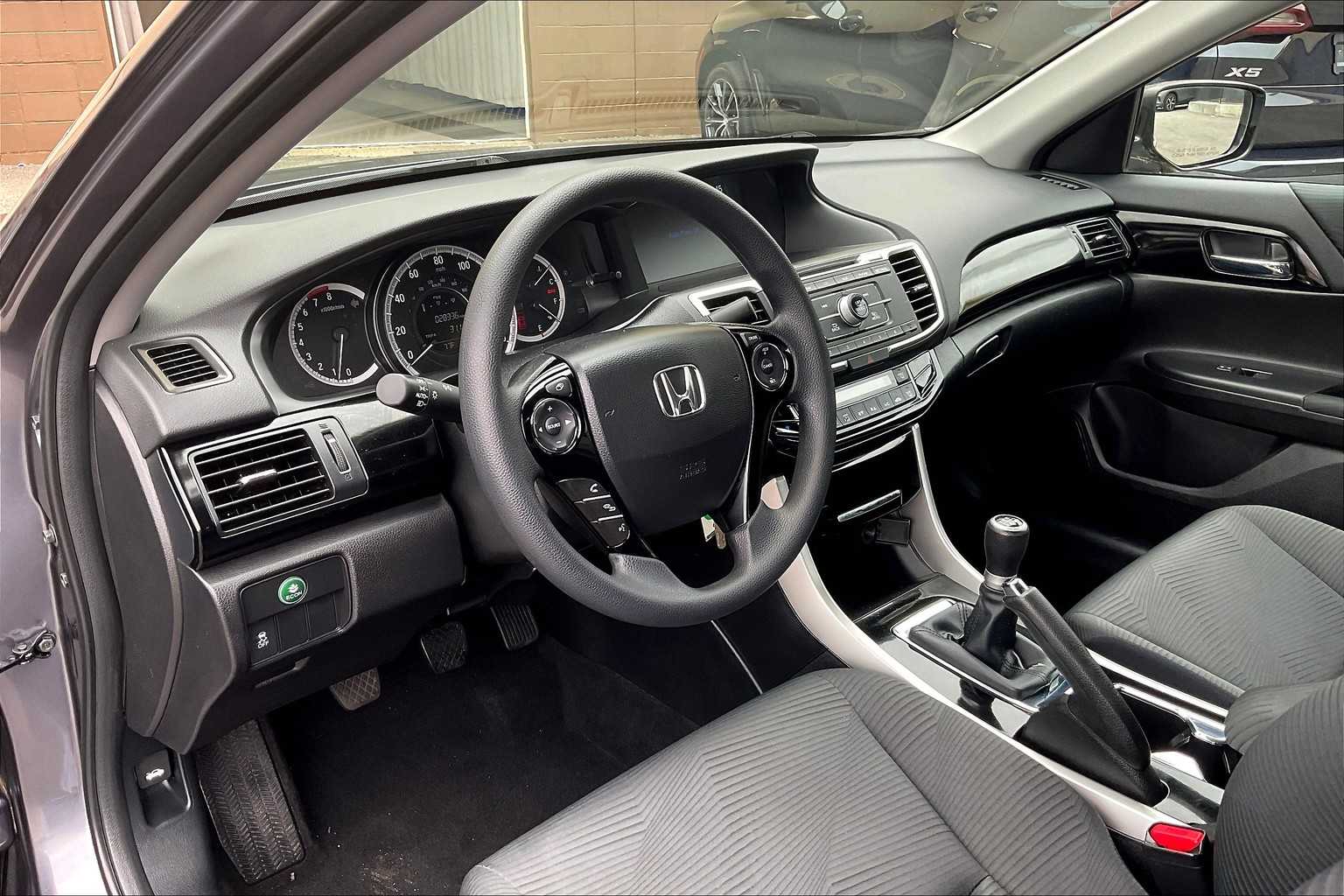 2017 Honda Accord LX - Photo 8