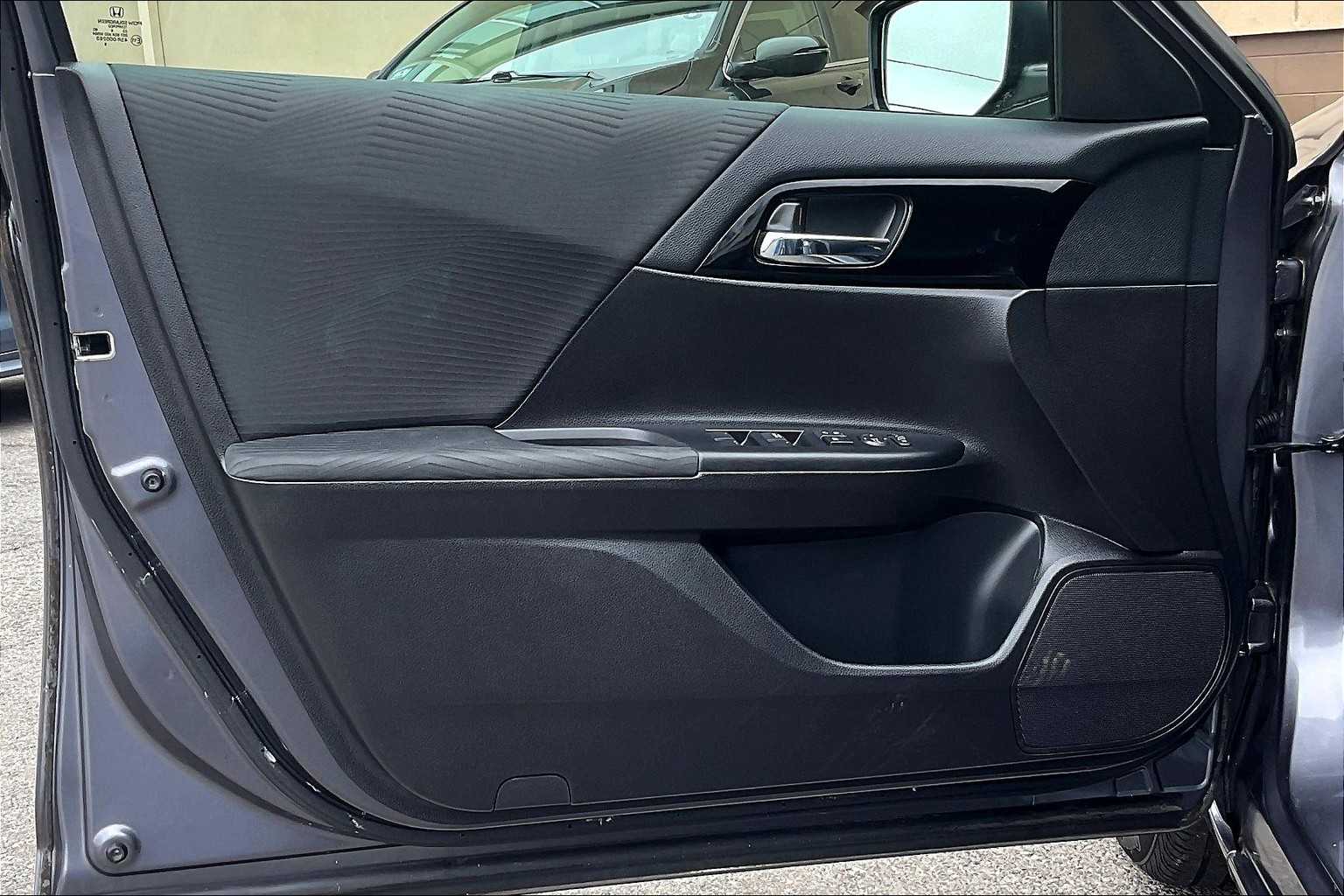 2017 Honda Accord LX - Photo 9