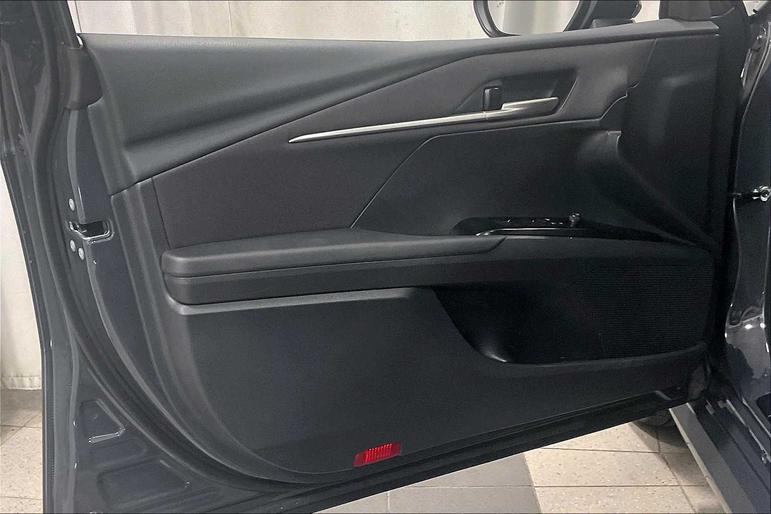 2025 Toyota Camry LE - Photo 9