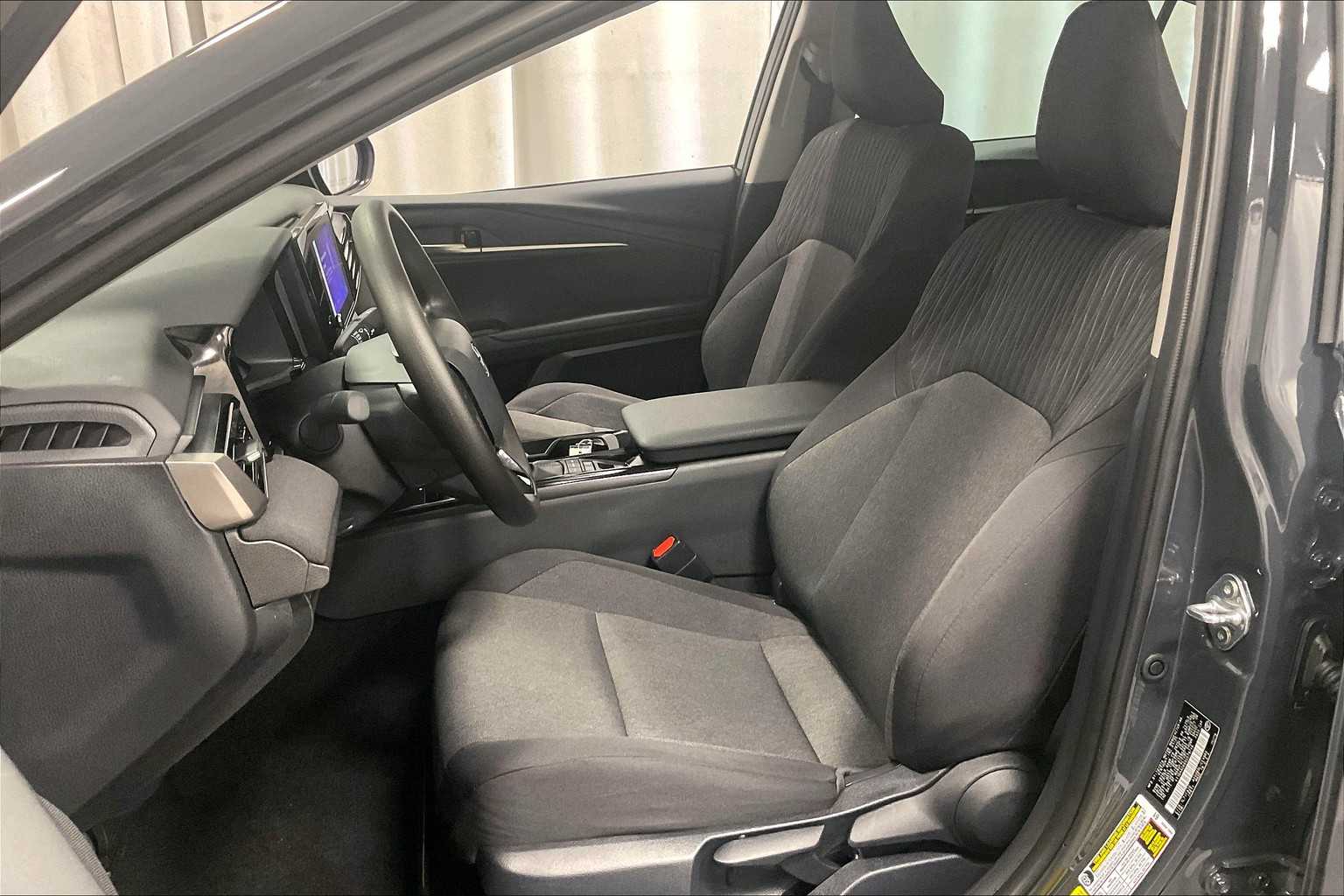 2025 Toyota Camry LE - Photo 10
