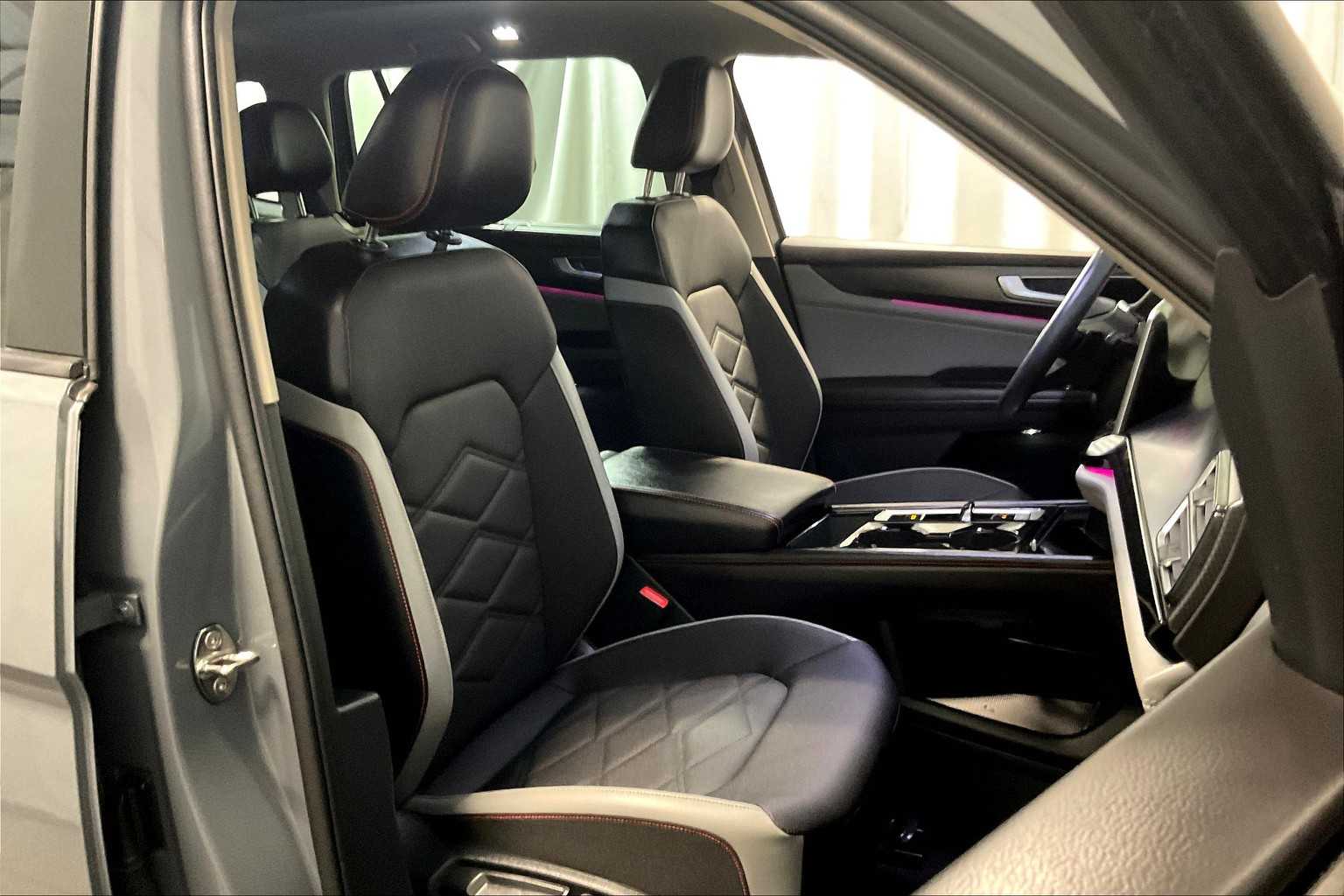 2024 Volkswagen Atlas 2.0T Peak Edition SE w/Technology - Photo 11