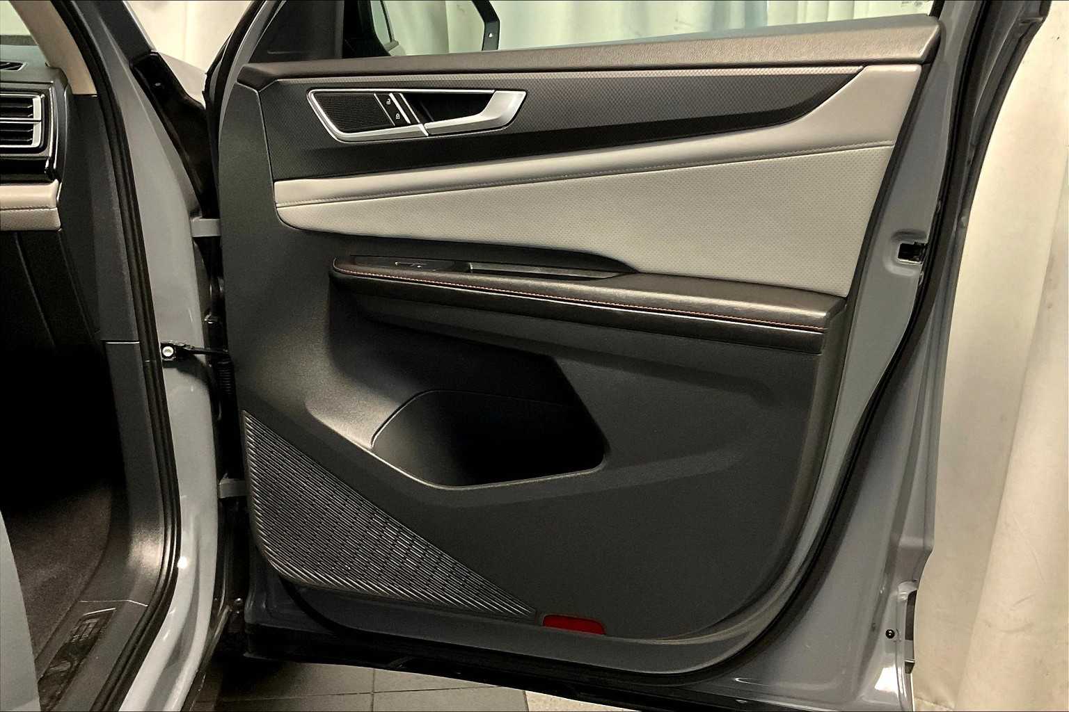 2024 Volkswagen Atlas 2.0T Peak Edition SE w/Technology - Photo 12
