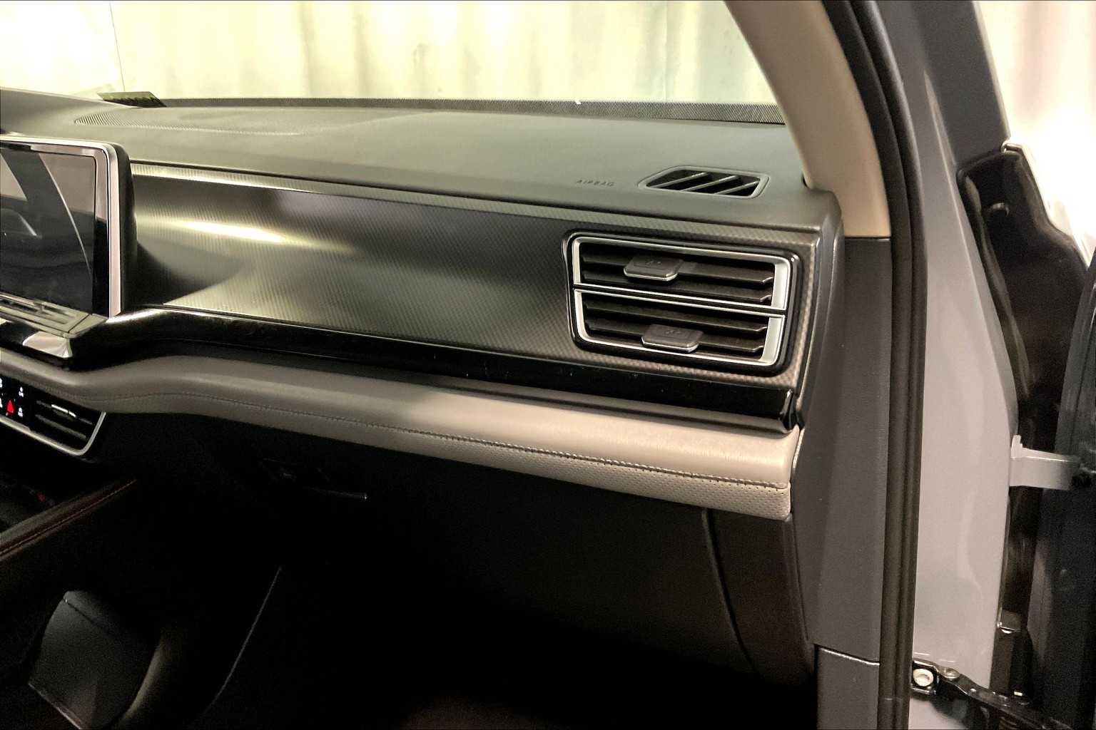 2024 Volkswagen Atlas 2.0T Peak Edition SE w/Technology - Photo 13