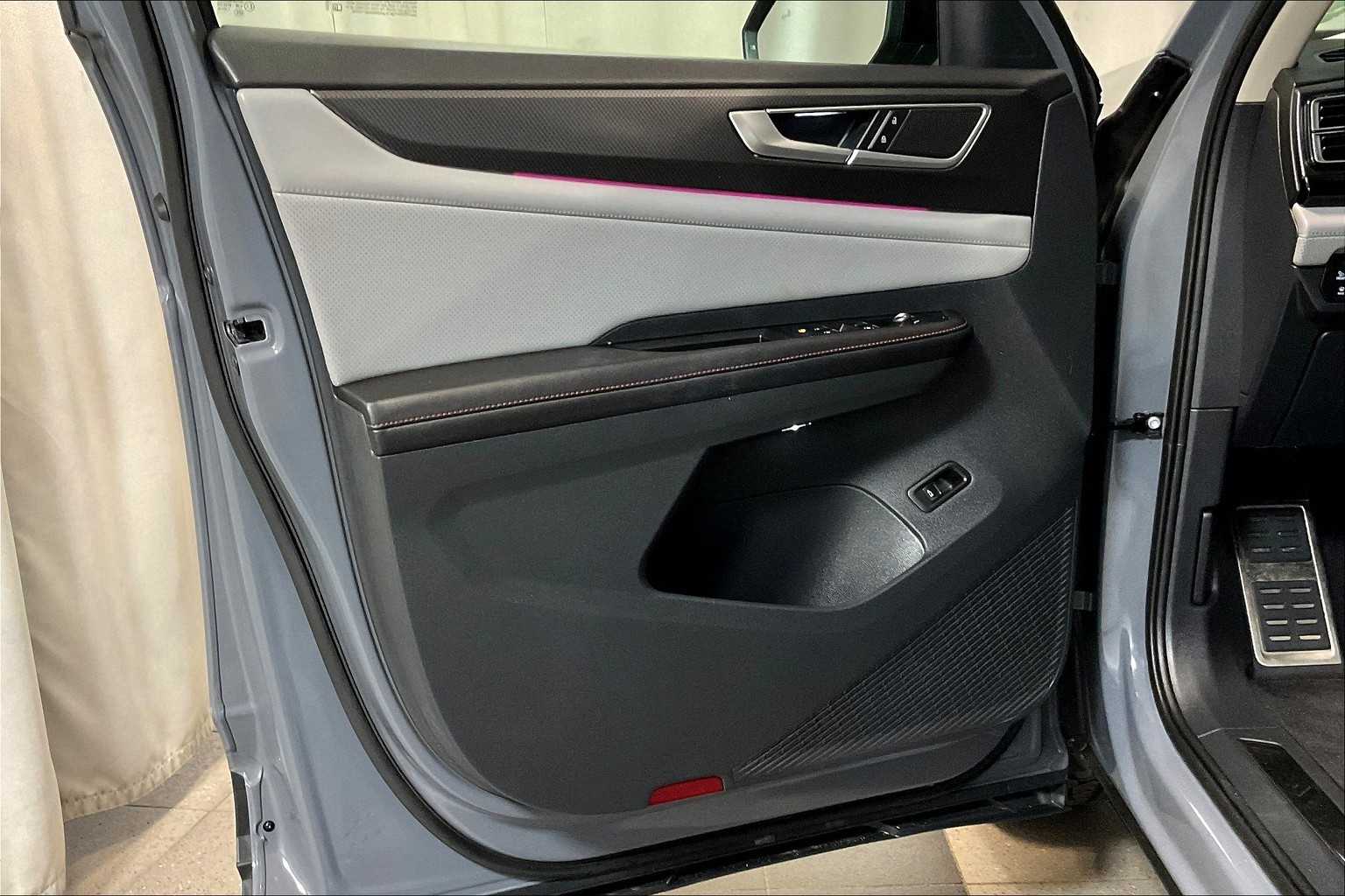 2024 Volkswagen Atlas 2.0T Peak Edition SE w/Technology - Photo 9
