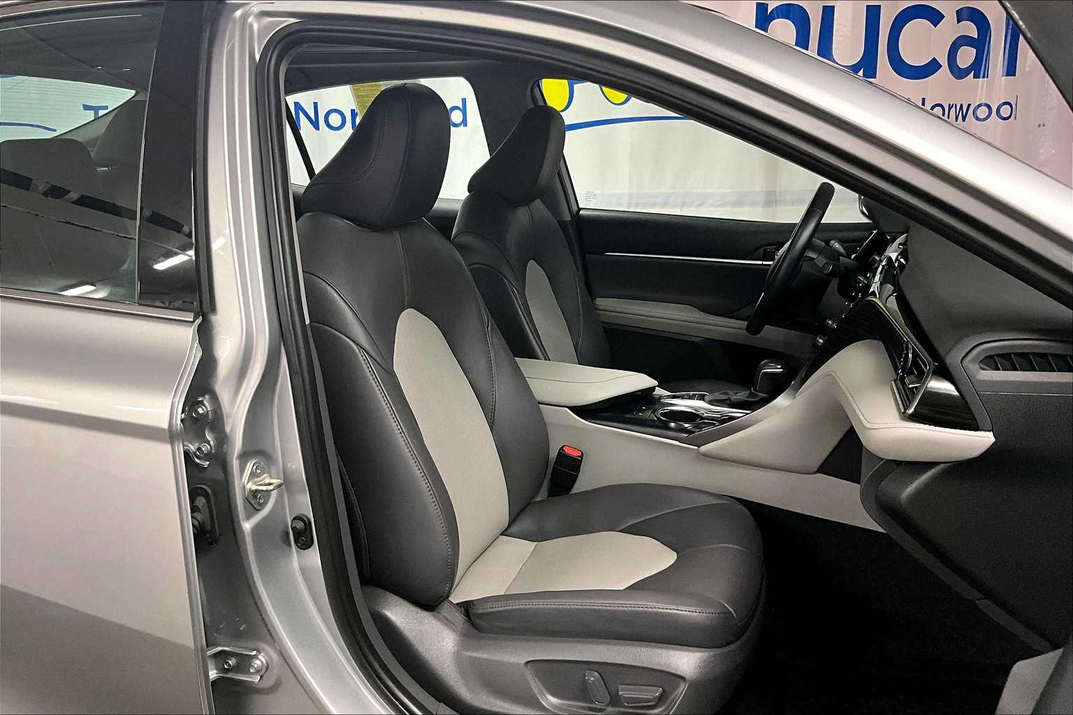 2020 Toyota Camry XLE - Photo 11