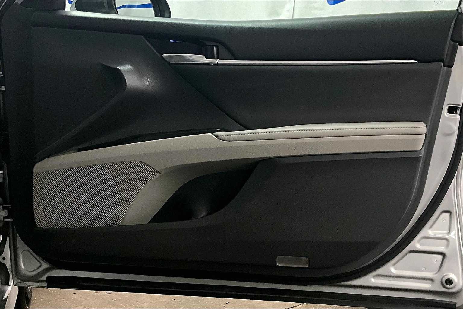 2020 Toyota Camry XLE - Photo 12