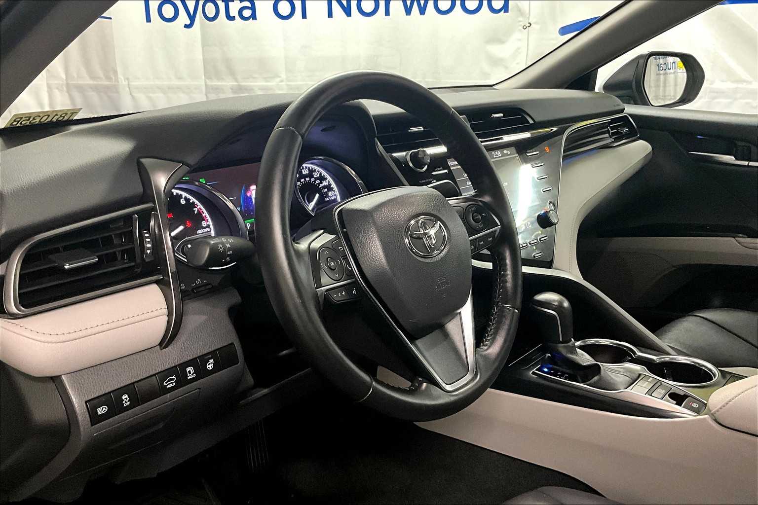 2020 Toyota Camry XLE - Photo 8