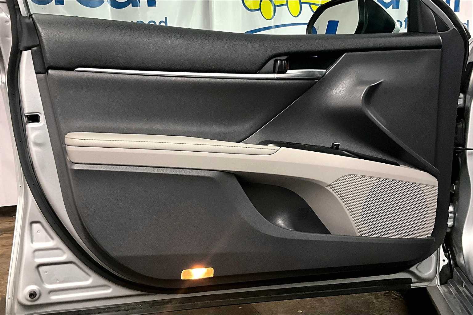 2020 Toyota Camry XLE - Photo 9